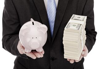 手拿储钱罐金币货币 理财保障商务金融财富增长主题