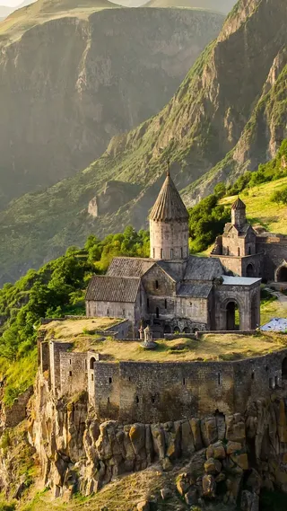 山顶上的建筑高清摄影图片