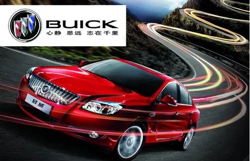 疾驰的红色轿车