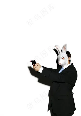 带着面具拿着玩具手枪的商务人物图片