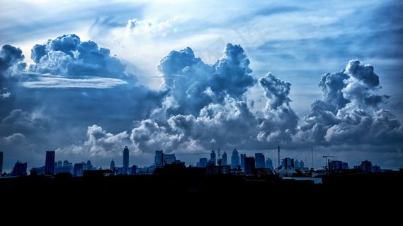蓝天白云与城市建筑物摄影高清图片