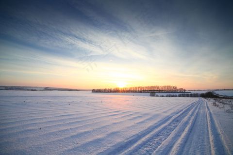 美丽雪地黄昏美景