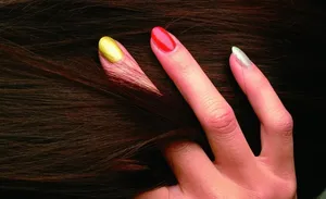 穿过黑发的手图片