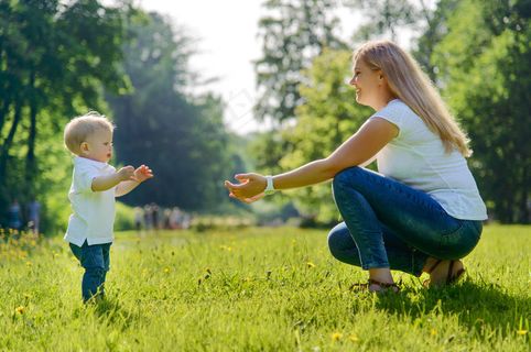 草地上玩耍的母子俩图片