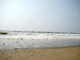 海边自然景色叠浪海滩图片