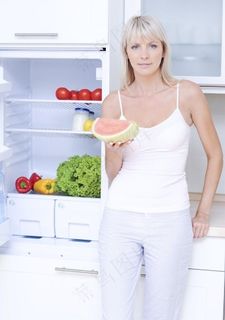 厨房里捧着西瓜穿着吊带的美女图片