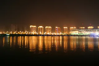 高楼耸立灯红酒绿图片