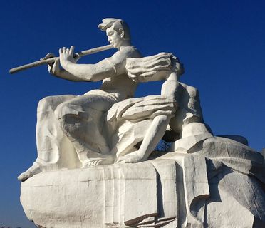 太原五一广场男女雕塑图片