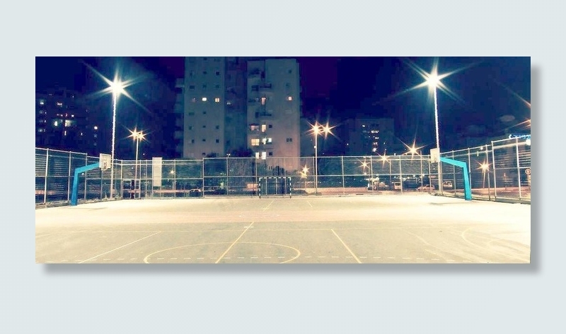 夜间篮球场图片