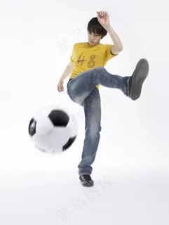 踢足球的大学生图片