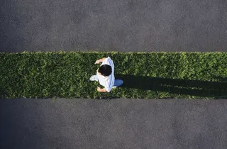 草坪上行走的职业男性图片