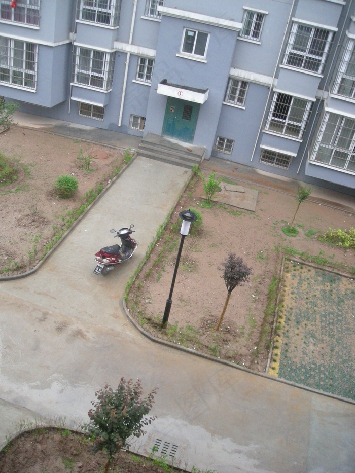 雨中的小区图片