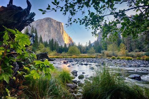 美丽高原小溪风景