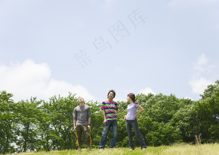 草地上的男生女生图片