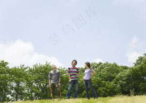 草地上的男生女生图片