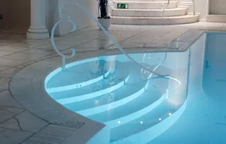 高清室内游泳池