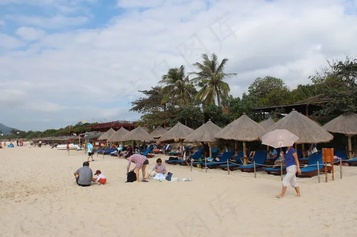 海滩边的遮阳篷图片