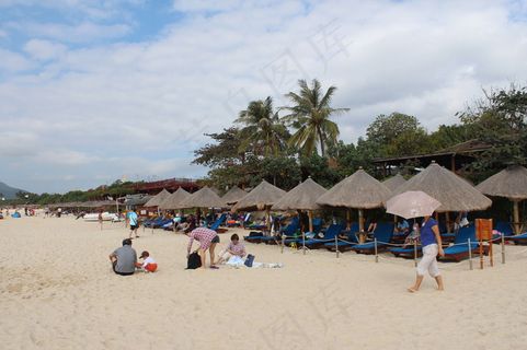 海滩边的遮阳篷图片