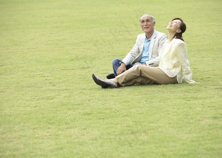 坐在草坪上的夫妇图片图片
