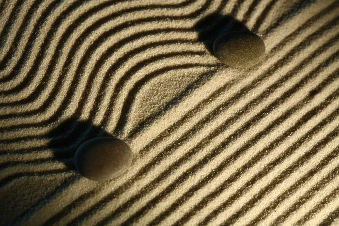 两个石头与沙子