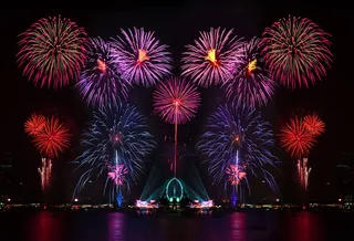 江面上的烟花与城市夜景