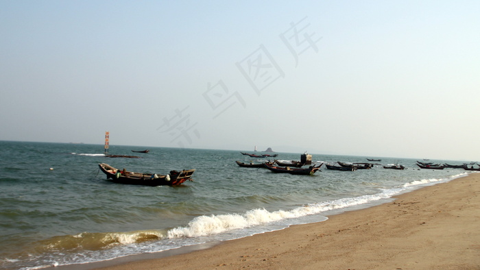 观音山海边的渔船图片