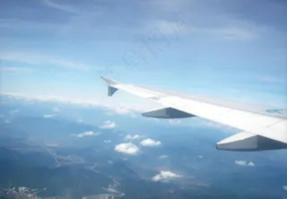 高空飞机翅膀图片