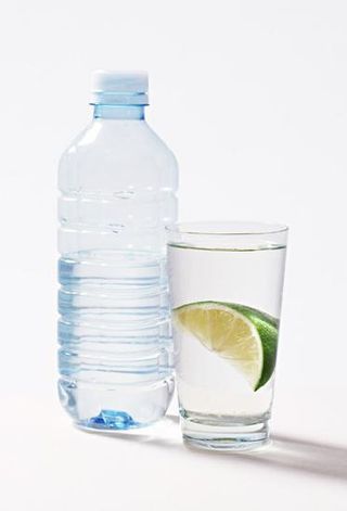 矿泉水瓶 玻璃杯图片