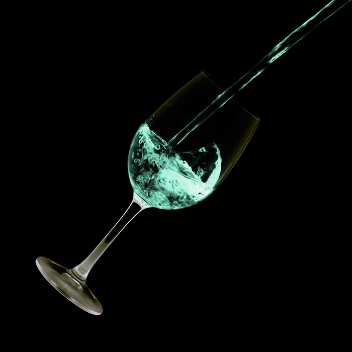 酒水倒酒创意广告摄影图片