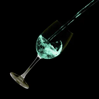 酒水倒酒创意广告摄影图片