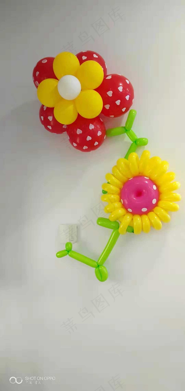 红黄梦幻风艺术气球造景实拍摄影图