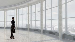 站在窗边的商务人士高清图片