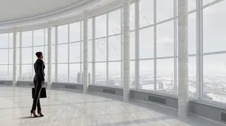 站在窗边的商务人士高清图片