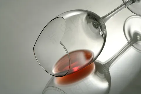 破碎的红酒杯图片