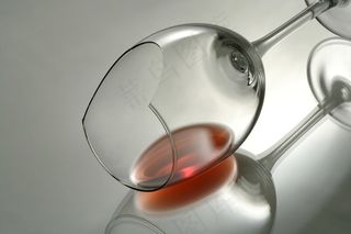 破碎的红酒杯图片