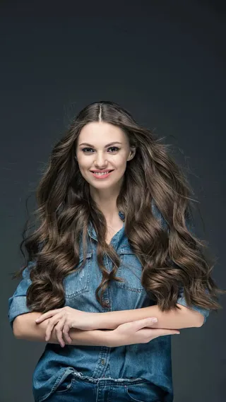 卷发的牛仔美女高清摄影图片