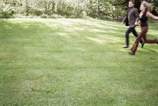 草地上奔跑的夫妻图片