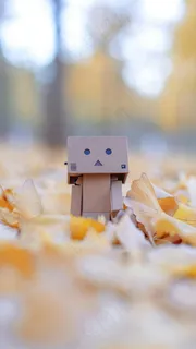 树叶上的玩具人高清摄影图片