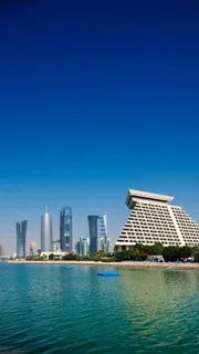 蓝天下的外国城市建筑高清摄影图片