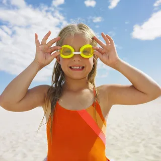 沙滩带着游泳眼镜的小美女图片