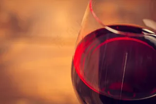 酒杯里的红酒