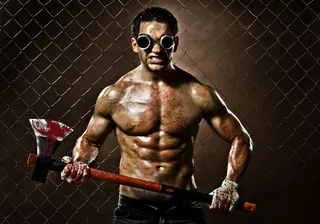 拿斧头的戴眼镜男人