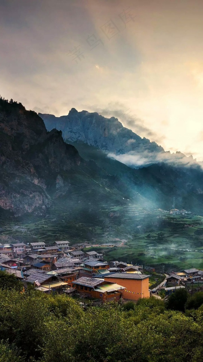 大山下的古寨村落高清摄影图片