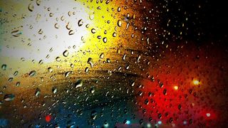 清明时节雨纷纷灯光下的水珠