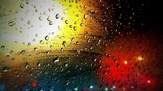 清明时节雨纷纷灯光下的水珠