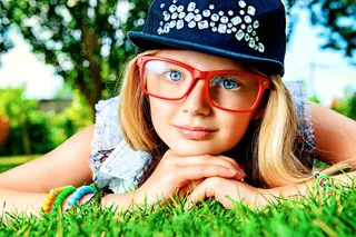 趴在草地上的女孩图片