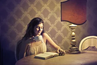 台灯下看书喝咖啡的美女
