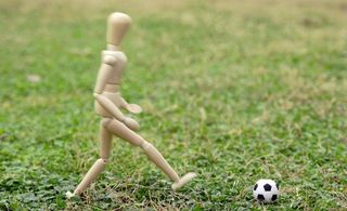 踢足球图片