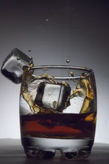 冰块和红酒图片