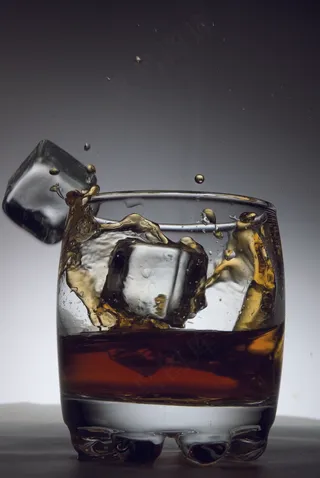 冰块和红酒图片